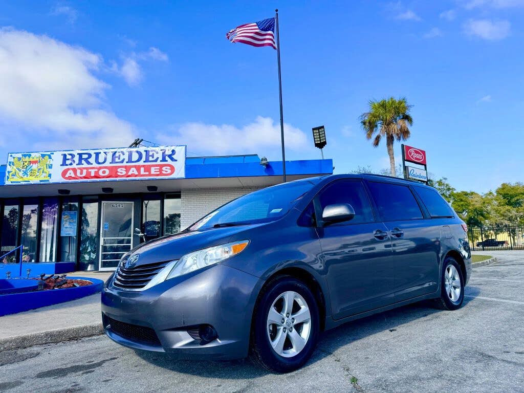 2016 Toyota Sienna XLE 7-Passenger Auto Access Seat