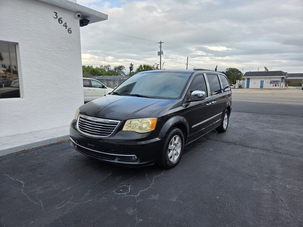 2012 Chrysler Town & Country Touring FWD