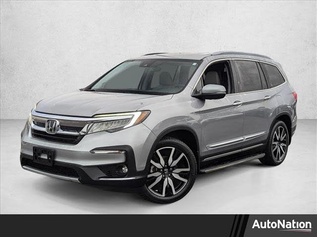 2020 Honda Pilot Touring FWD with Rear Captain's Chairs