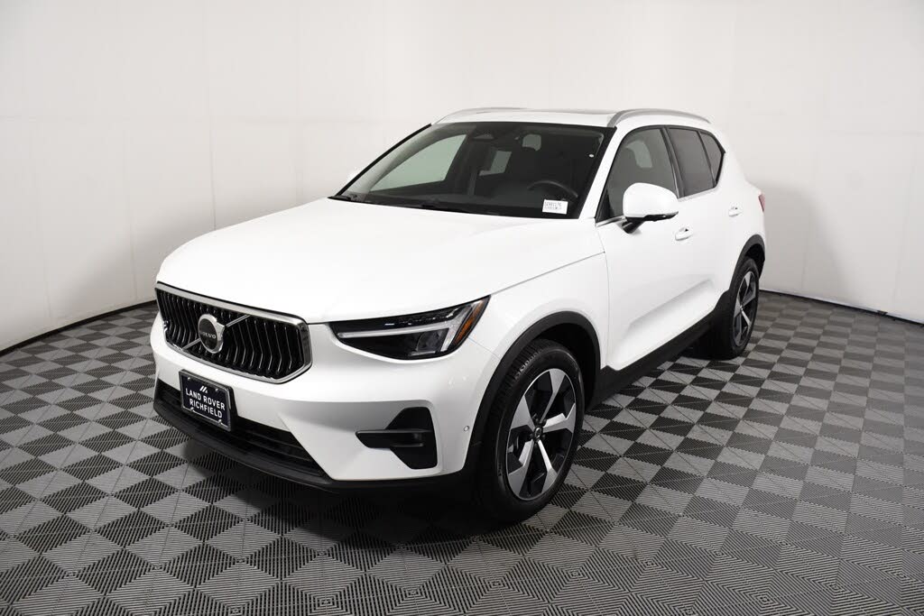 2025 Volvo XC40 B5 Plus Bright Theme AWD