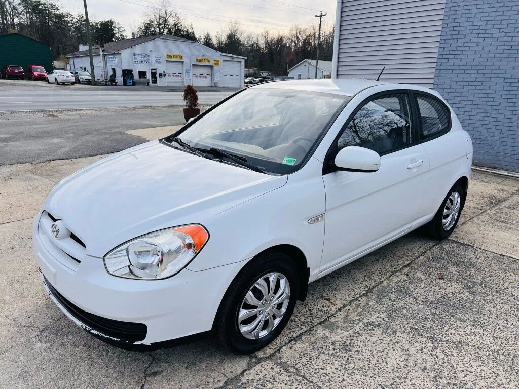 2010 Hyundai Accent GS 2-Door Hatchback FWD