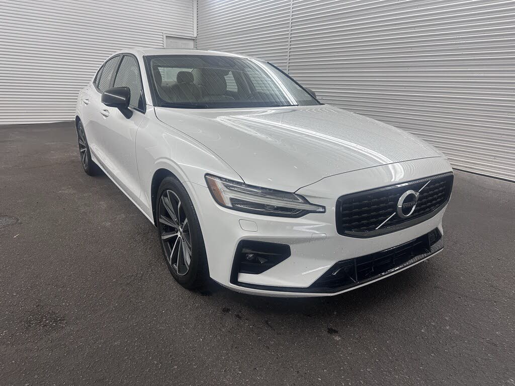 2022 Volvo S60 B5 Momentum FWD
