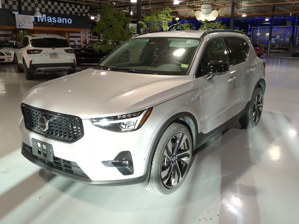 2025 Volvo XC40 B5 Plus Dark Theme AWD