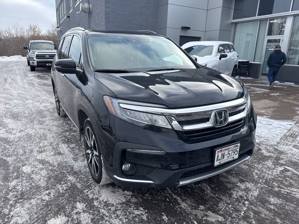 2022 Honda Pilot Touring AWD with Rear Captain's Chairs