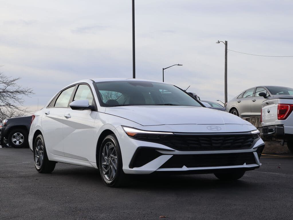 2024 Hyundai Elantra SEL FWD