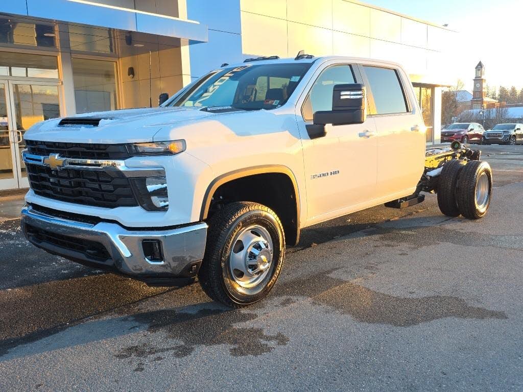 2026 Chevrolet Silverado 3500HD Chassis LT Crew Cab 4WD