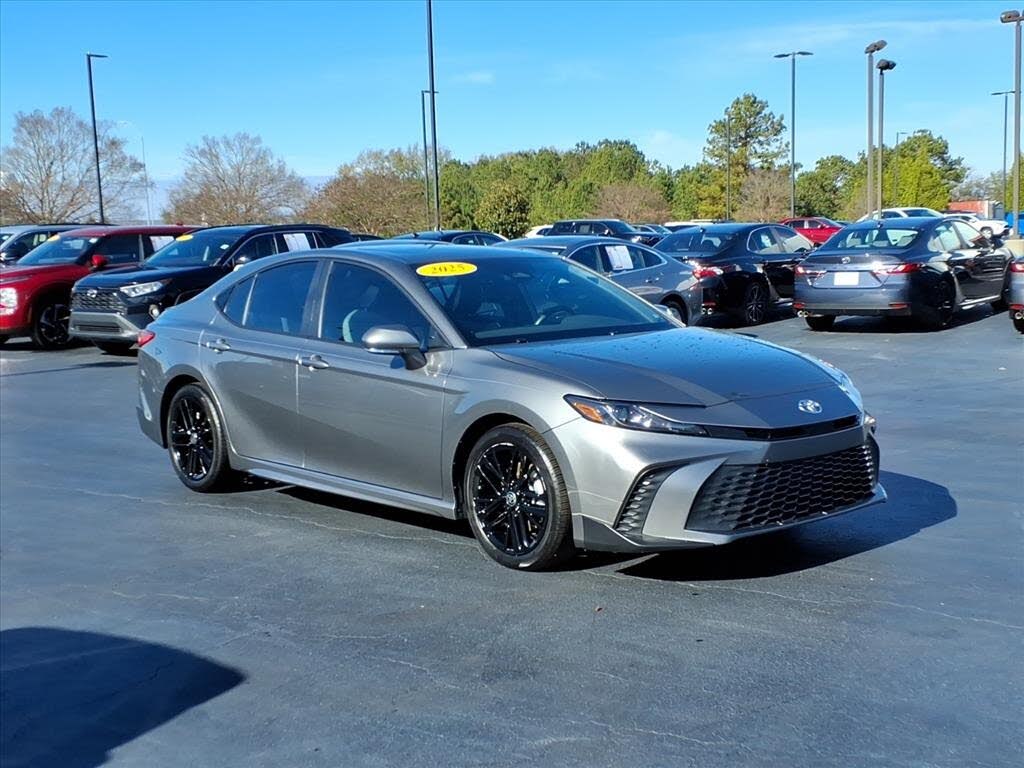 2025 Toyota Camry SE FWD