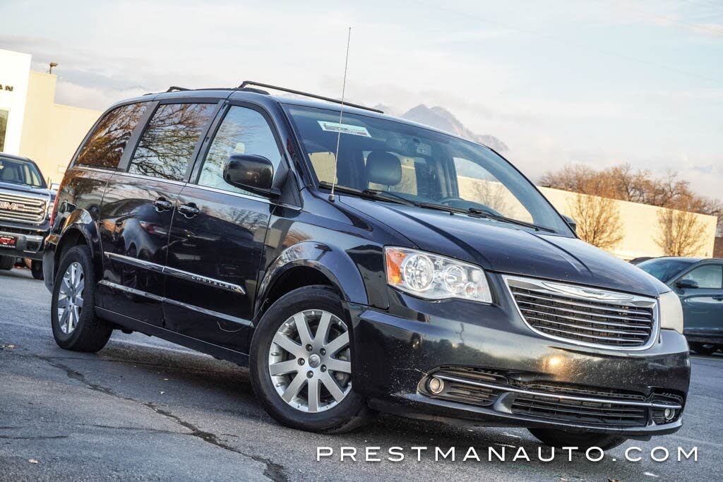 2013 Chrysler Town & Country Touring FWD