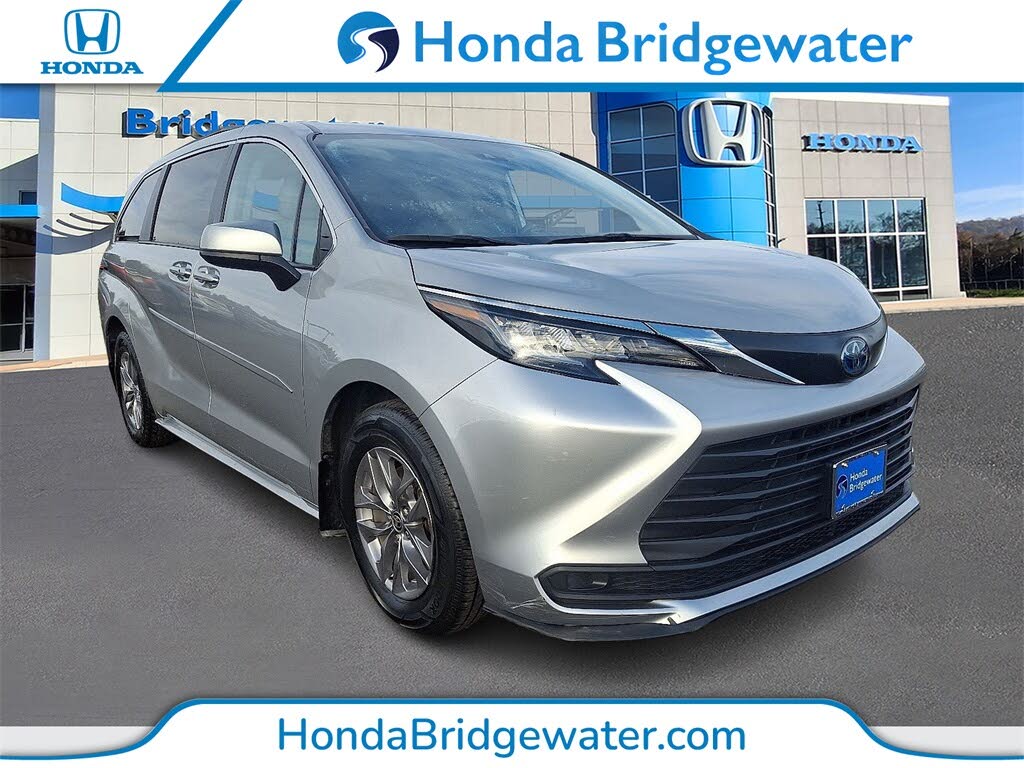 2023 Toyota Sienna LE 8-Passenger FWD