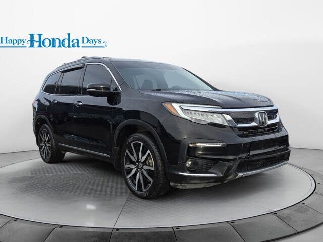 2022 Honda Pilot Touring AWD with Rear Captain's Chairs