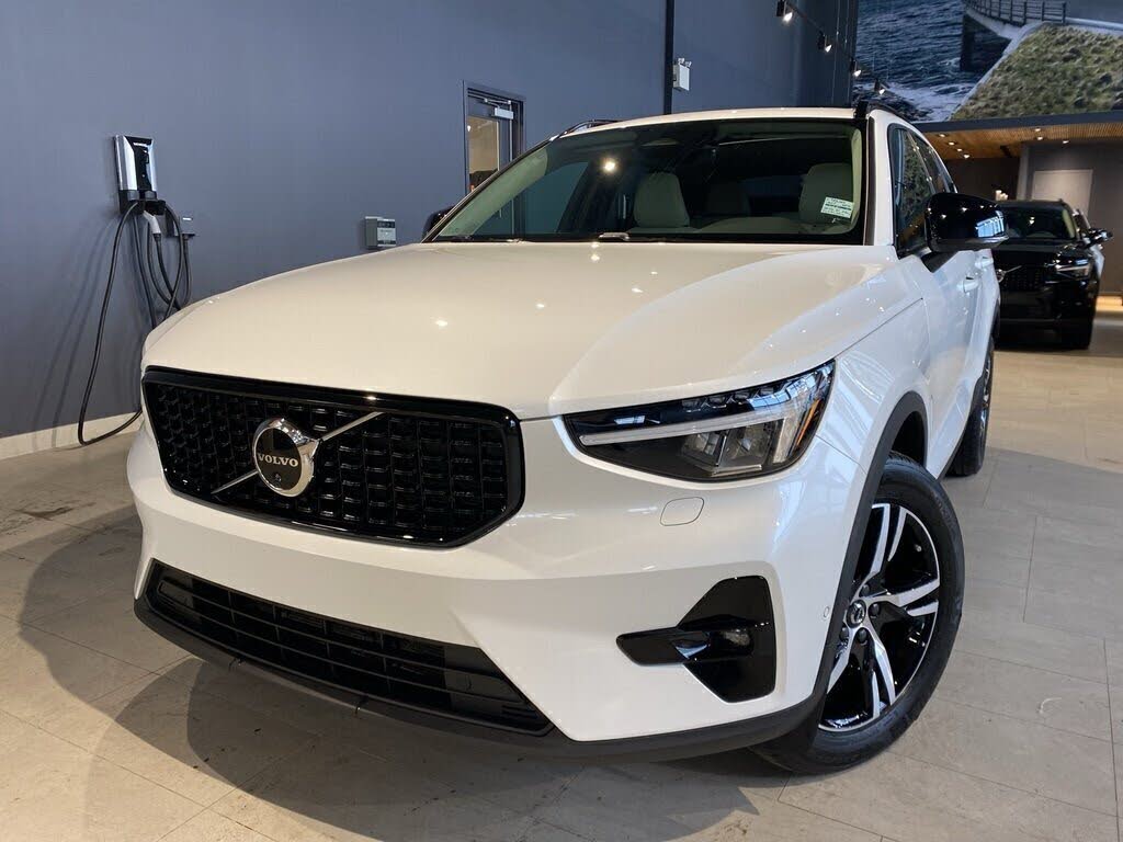 2023 Volvo XC40 B5 Plus Dark Theme AWD