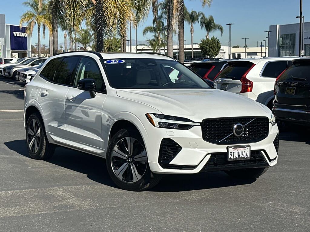 2025 Volvo XC60 Recharge T8 Core Dark Theme eAWD