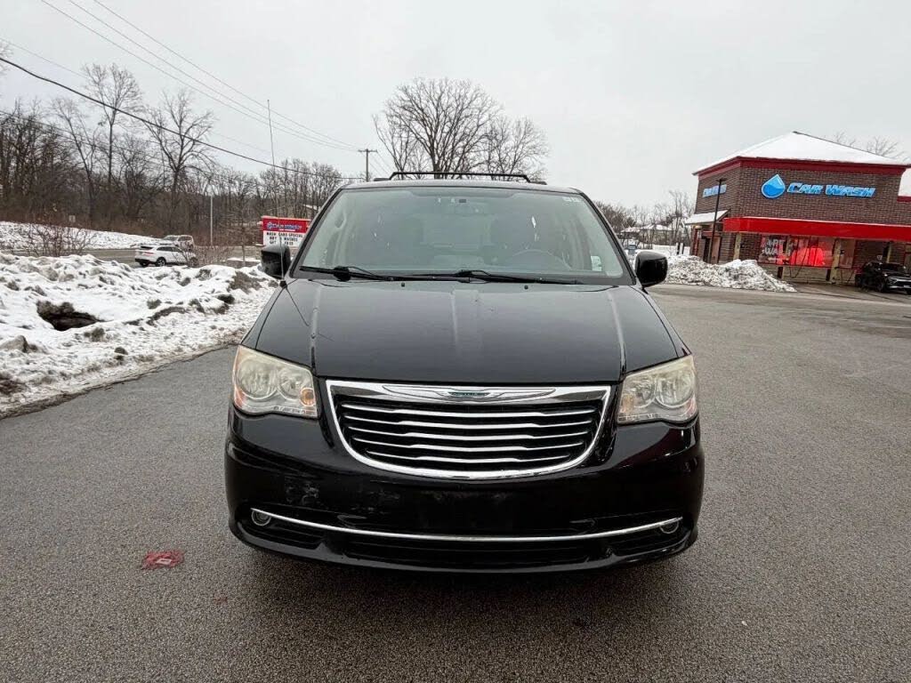 2013 Chrysler Town & Country Touring FWD