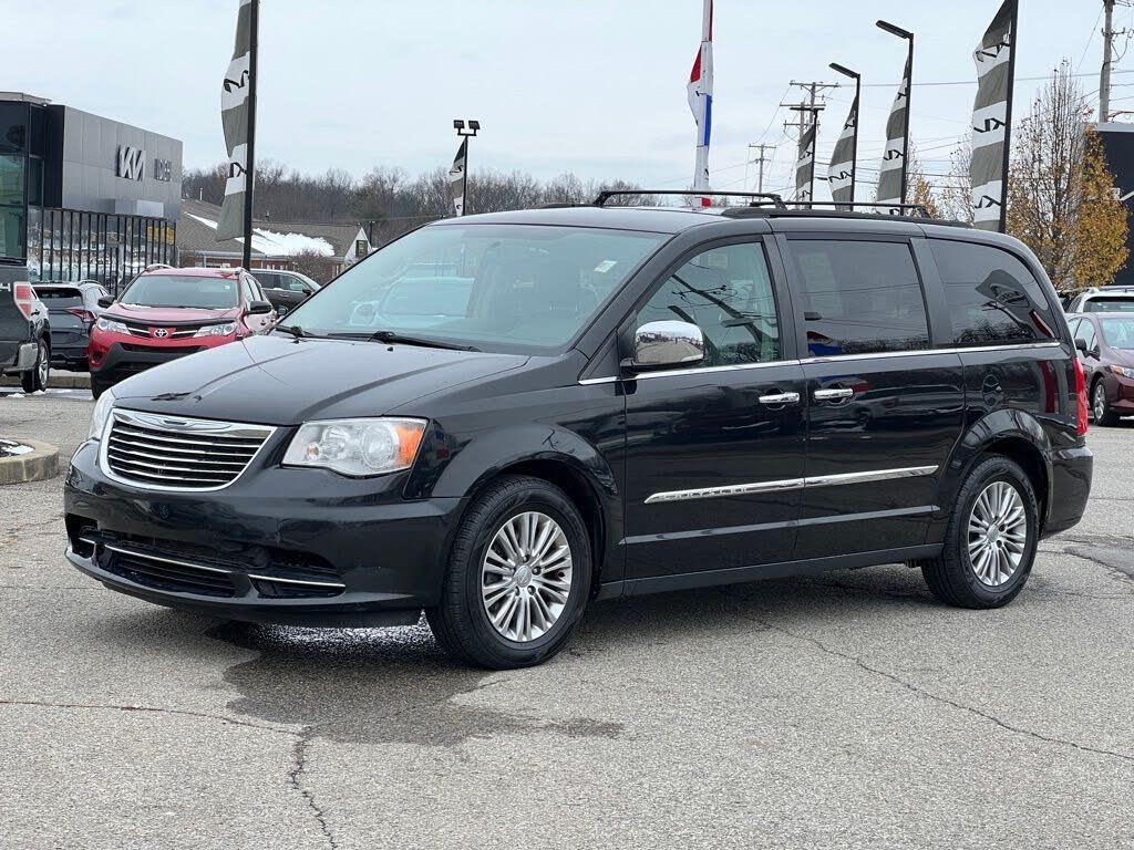 2016 Chrysler Town & Country Touring-L FWD