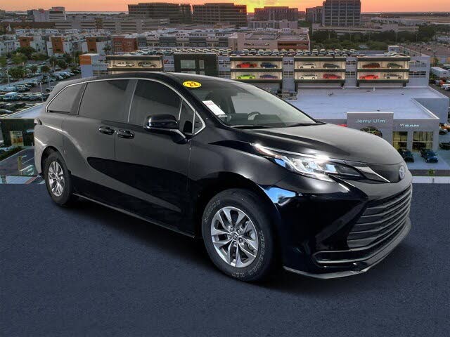 2022 Toyota Sienna LE 8-Passenger FWD