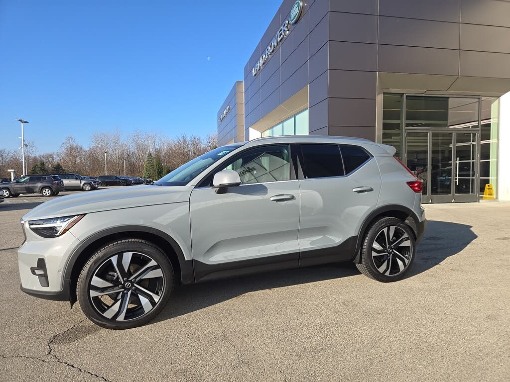 2025 Volvo XC40 B5 Ultra Bright Theme AWD