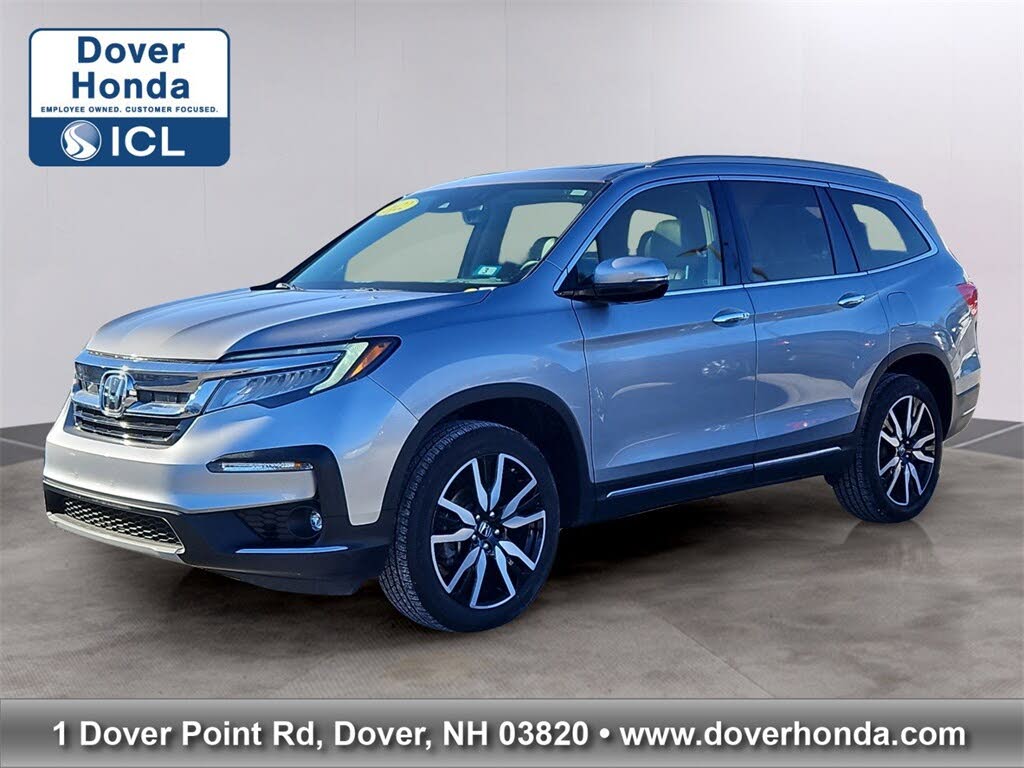 2022 Honda Pilot Touring AWD with Rear Captain's Chairs