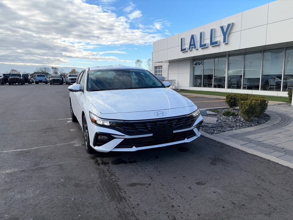 Hyundai Elantra Luxury FWD 2025