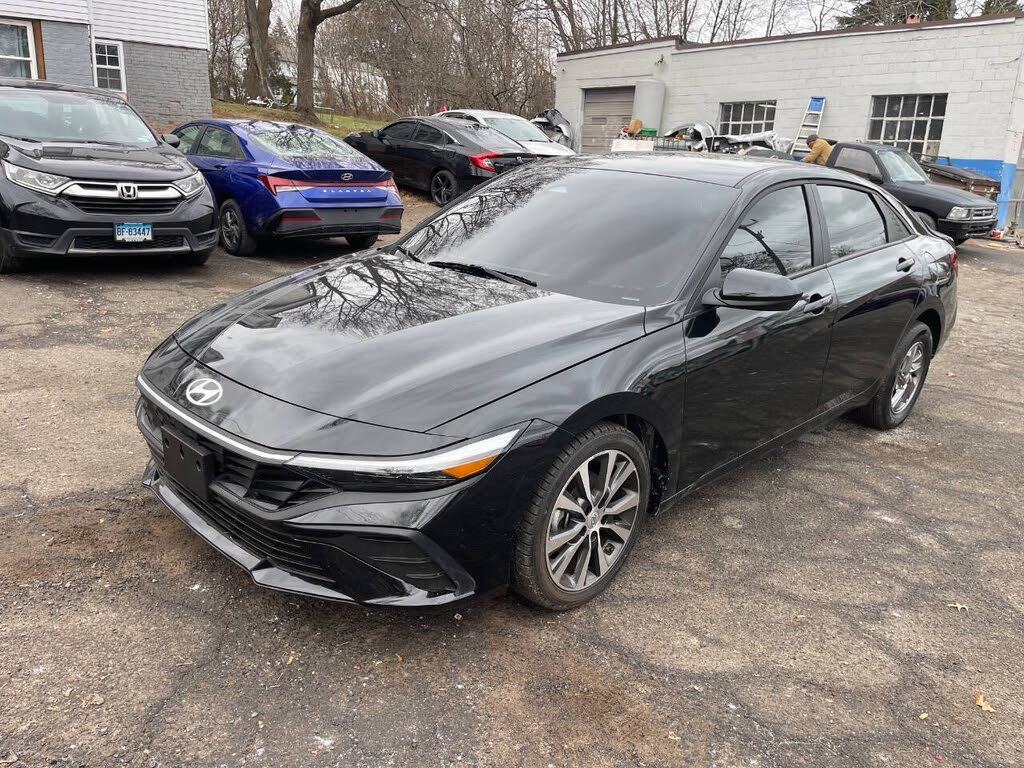 2025 Hyundai Elantra SE FWD