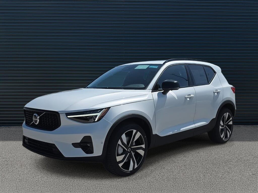 2025 Volvo XC40 B5 Ultra Dark Theme AWD