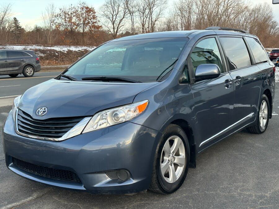 2017 Toyota Sienna LE 7-Passenger Auto Access Seat FWD