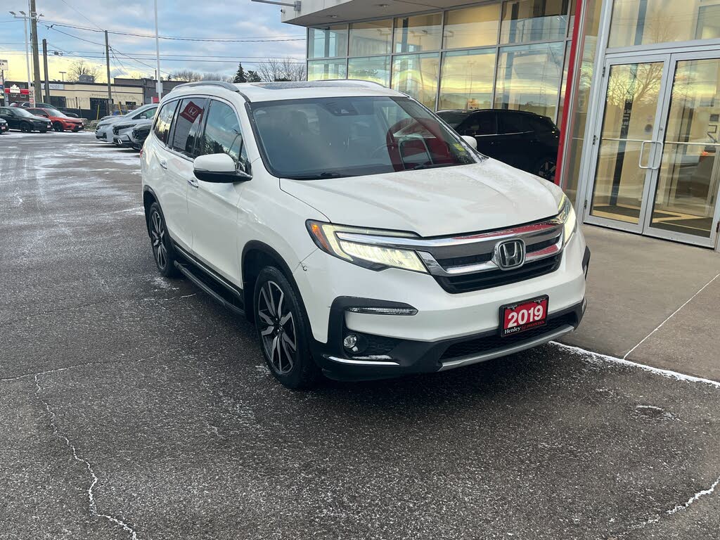 2019 Honda Pilot Touring AWD with Rear Captain's Chairs