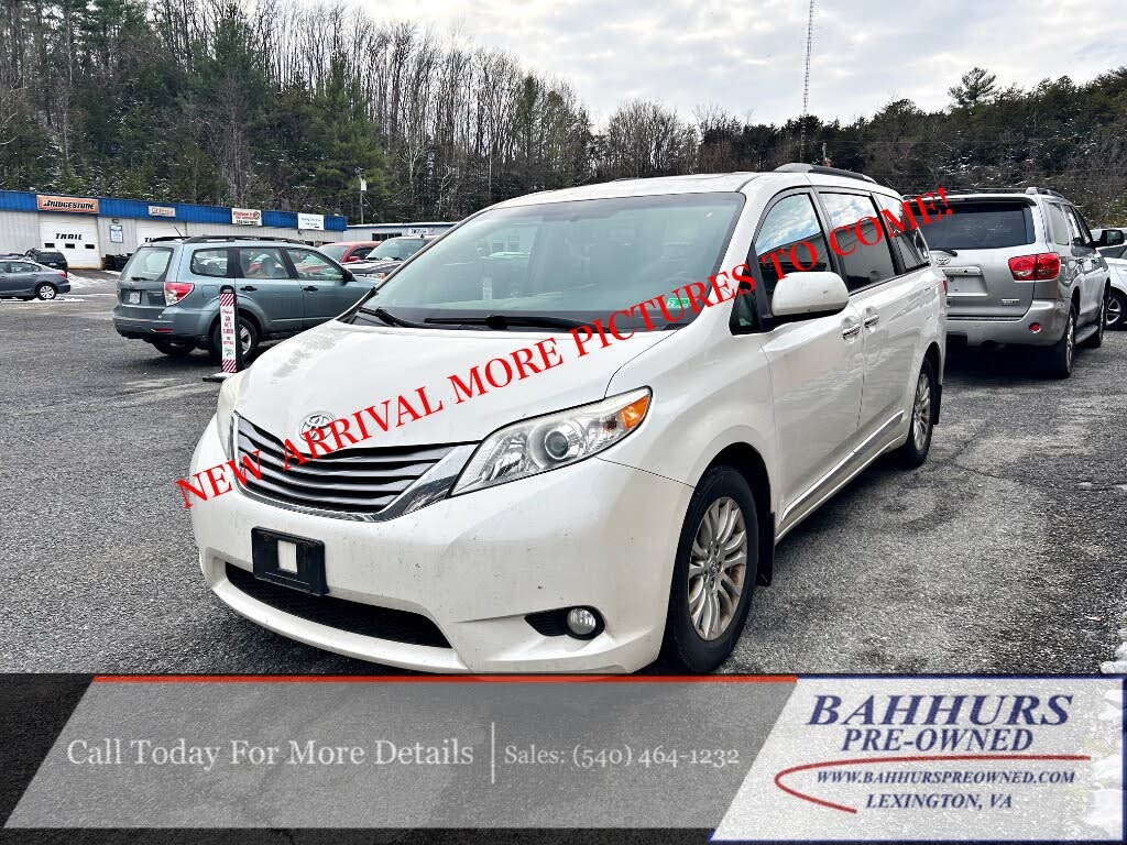 2017 Toyota Sienna XLE 7-Passenger Auto Access Seat FWD