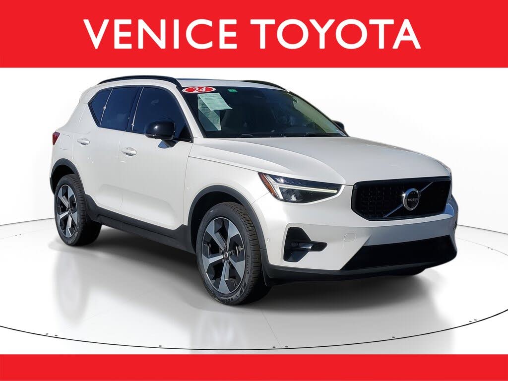 2024 Volvo XC40 B5 Plus Dark Theme AWD