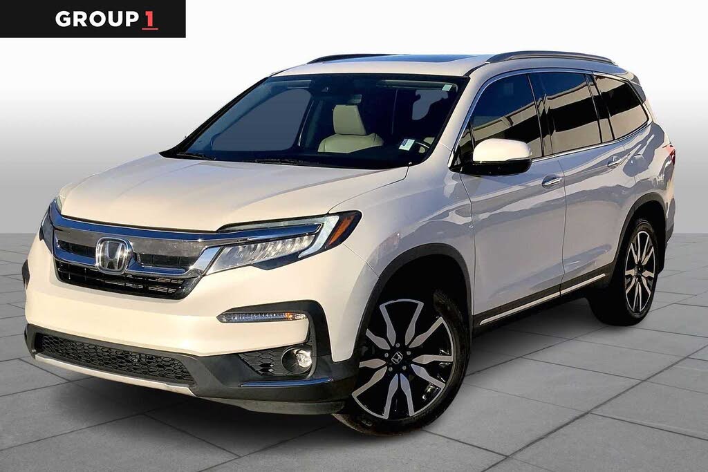 2019 Honda Pilot Touring AWD with Rear Captain's Chairs