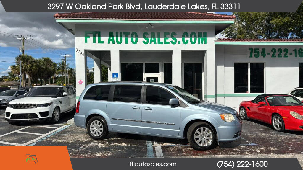 2013 Chrysler Town & Country Touring FWD
