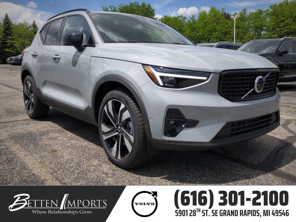 2025 Volvo XC40 B5 Plus Dark Theme AWD