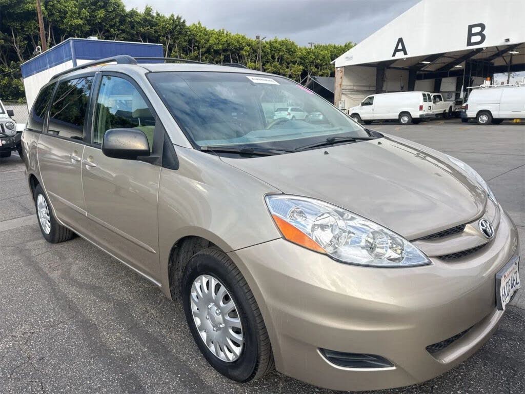 2010 Toyota Sienna LE 8 Passenger