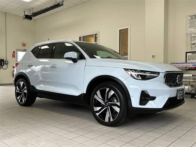 2024 Volvo XC40 B5 Plus Bright Theme AWD