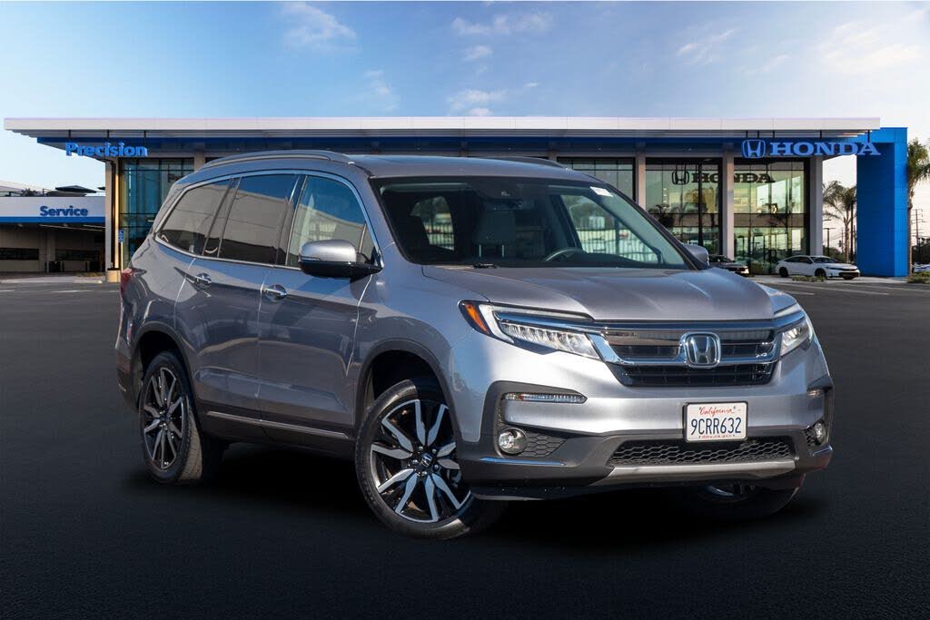 2022 Honda Pilot Touring FWD with Rear Captain's Chairs