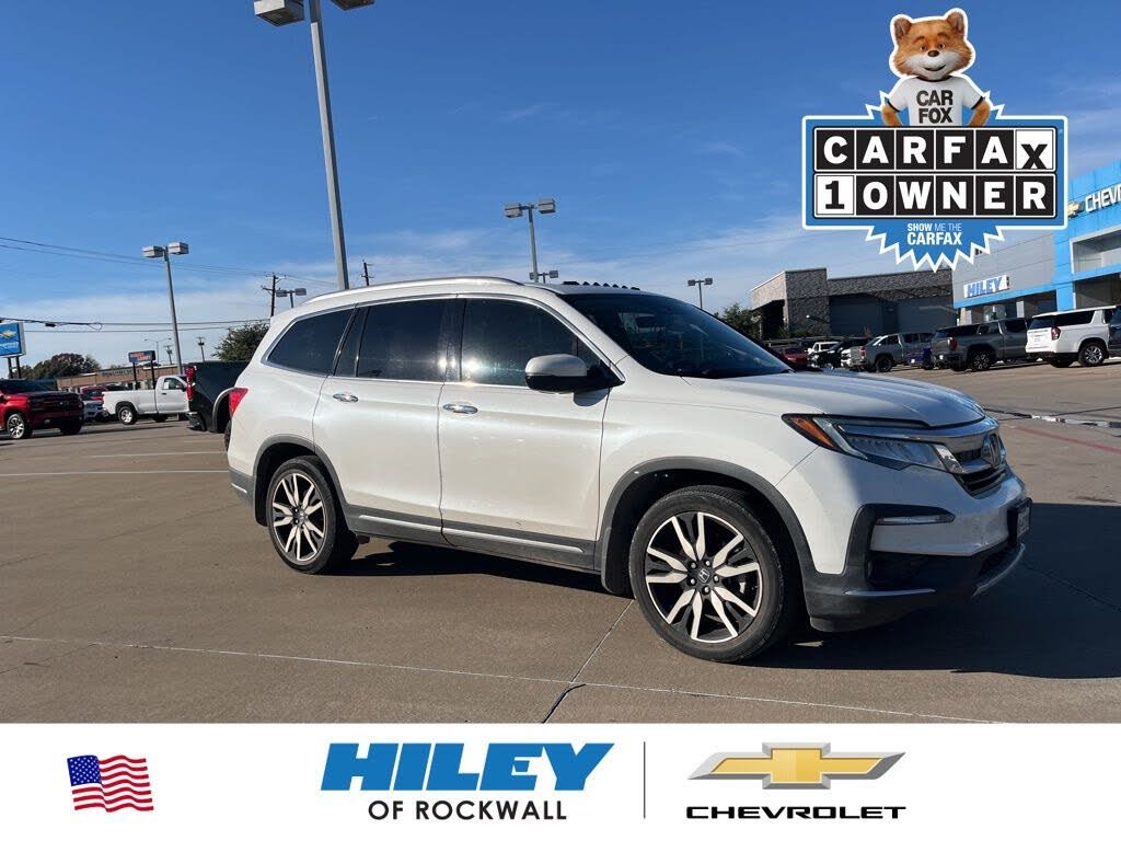 2022 Honda Pilot Touring FWD with Rear Captain's Chairs