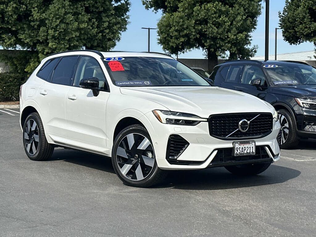2025 Volvo XC60 Recharge T8 Plus Dark Theme eAWD