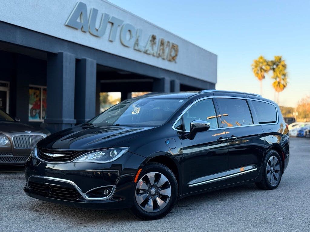 2018 Chrysler Pacifica Hybrid Limited FWD
