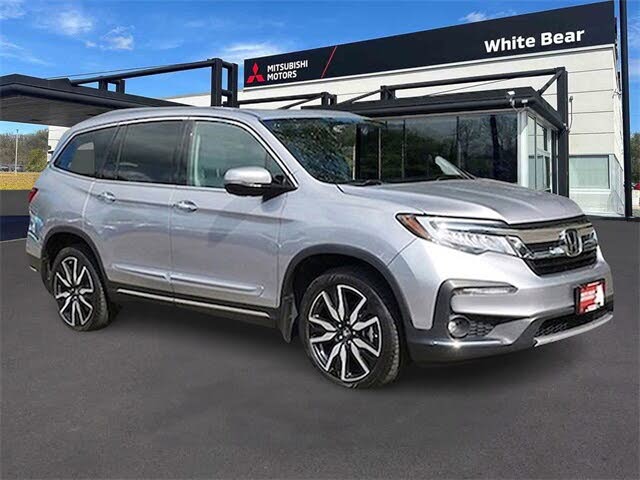 2019 Honda Pilot Touring AWD with Rear Captain's Chairs