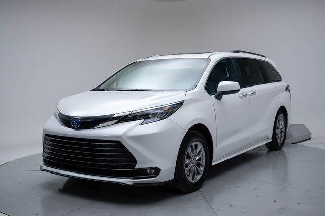 2025 Toyota Sienna XLE 7-Passenger FWD