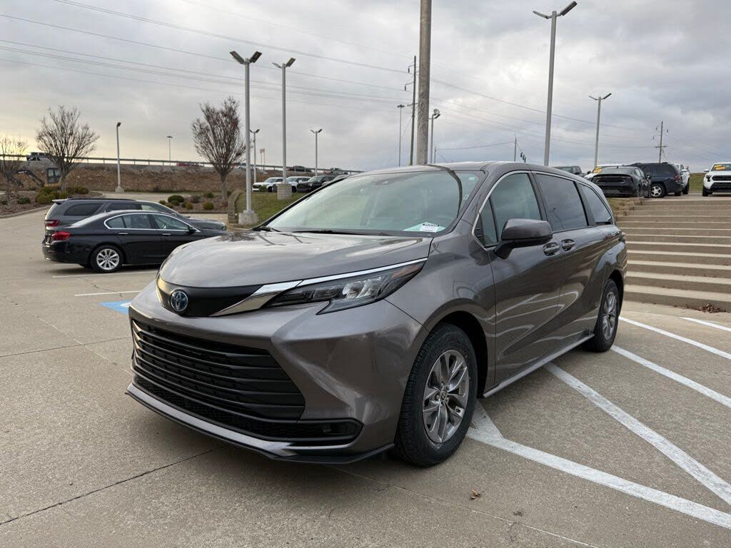 2024 Toyota Sienna LE 8-Passenger FWD