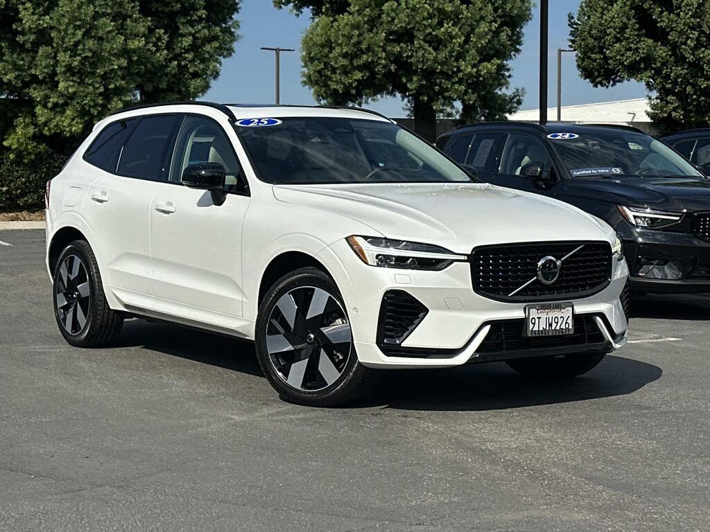 2025 Volvo XC60 Recharge T8 Plus Dark Theme eAWD
