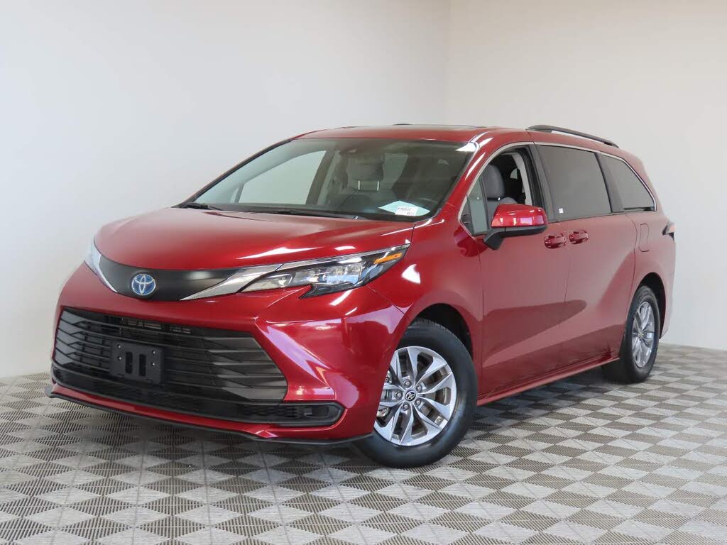 2024 Toyota Sienna LE 8-Passenger FWD