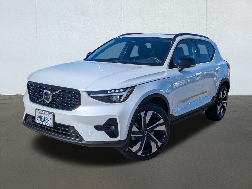 2024 Volvo XC40 B5 Ultimate Dark Theme AWD