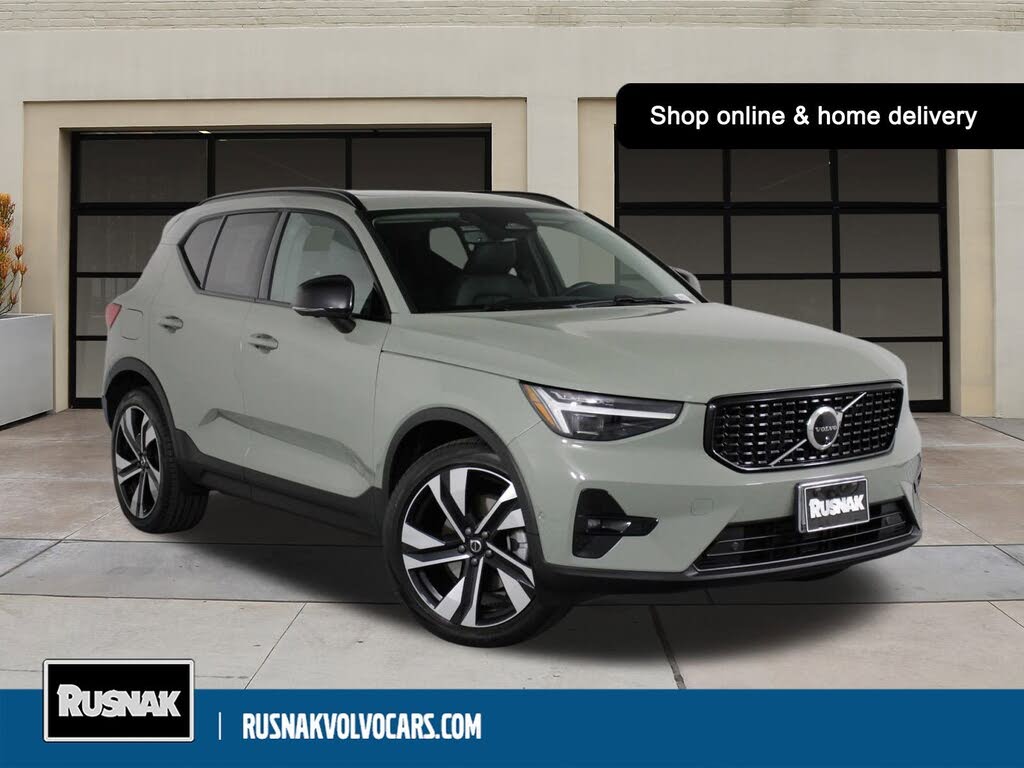 2023 Volvo XC40 B4 Ultimate Dark Theme FWD