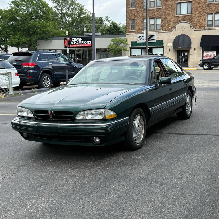 1992 Pontiac Bonneville 4 Dr SE Sedan