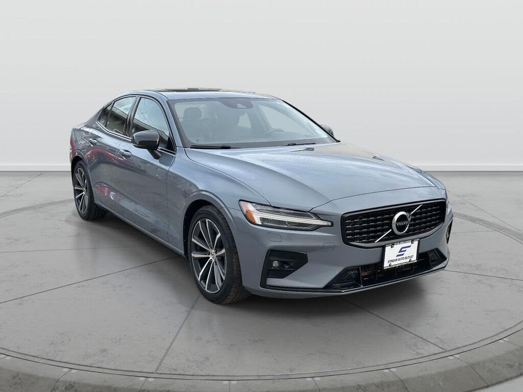 2022 Volvo S60 B5 Momentum AWD