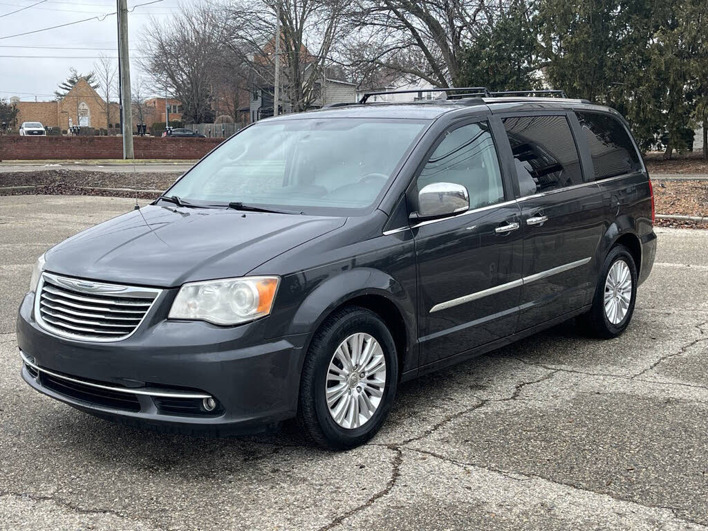 2012 Chrysler Town & Country Limited FWD