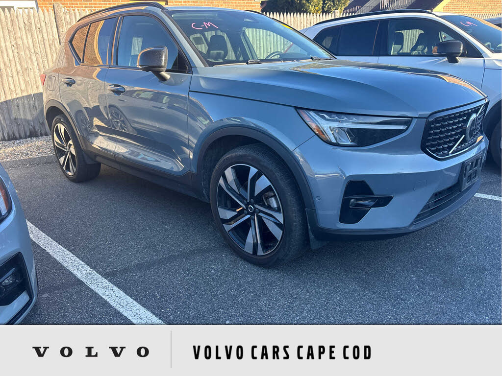 2023 Volvo XC40 B5 Plus Dark Theme AWD