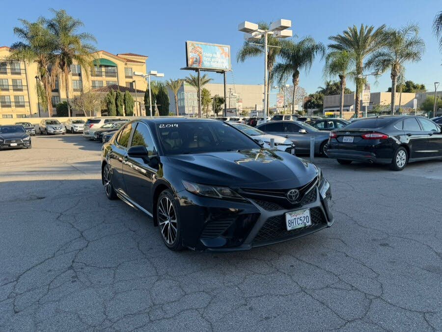 2019 Toyota Camry SE FWD