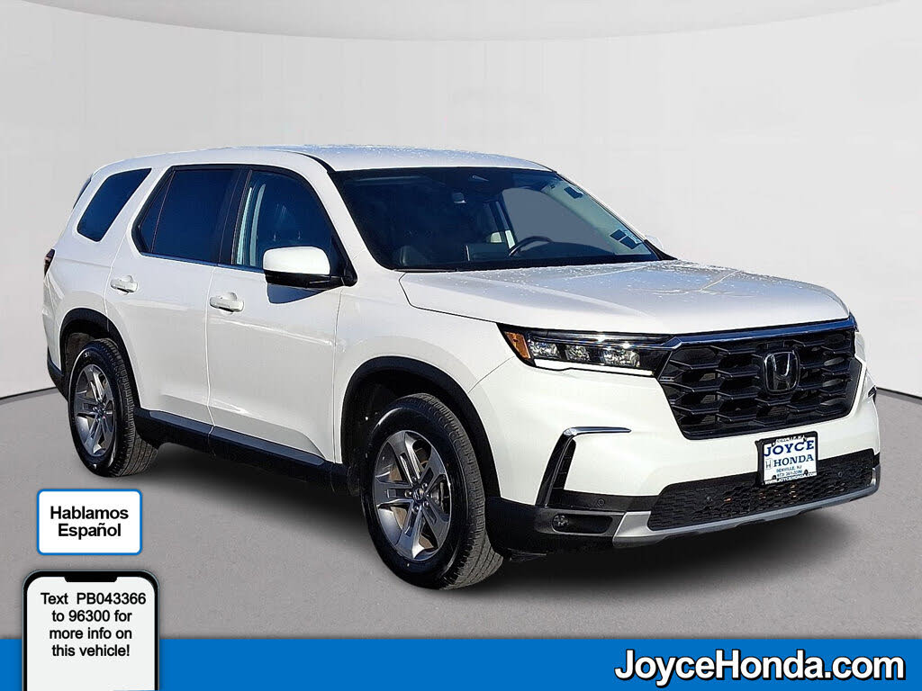 2023 Honda Pilot EX-L AWD with Captains Chairs